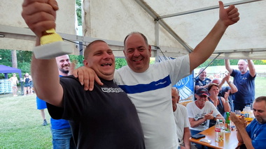 Zwei lustige Sieger aus Slowenien
mit der weitesten Anreise.
@Danke Markus Haussmann

Two funny winners from Slovenia
with the longest journey.
@Thank you Markus Haussmann

Deux vainqueurs amusants de Slovnie
avec le plus long voyage.
@Merci Markus Haussmann
